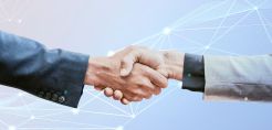 Τι κερδίζουν ΔΕΗ και MYTILINEOS  απο το big deal των 2 δισ. Ευρώ – Πώς “κούμπωσαν” οι διαφορετικές στρατηγικές ανάπτυξης των δύο ελληνικών ομίλων