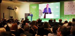 Φάμελλος στο Renewable & Storage Forum: Με ξεκάθαρους κανόνες και ασφάλεια δικαίου η ανάπτυξη των ΑΠΕ και όχι με όρους Φαρ Ουέστ και ρουσφέτια