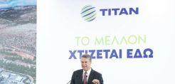 Με κοντά παντελονάκια ο πρόεδρος του ΣΕΒ και πρόεδρος της ΤΙΤΑΝ