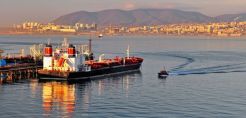 Politico: “Μπλόκο” της Ελλάδας σε πρόταση της Κομισιόν για απαγόρευση μεταφοράς ρωσικού πετρελαίου από πλοία υπό ευρωπαϊκή σημαία