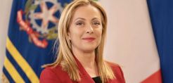 Η Μελόνι απαγορεύει τα φωτοβολταϊκά σε γη υψηλής παραγωγικότητας προκαλώντας αντιδράσεις