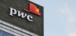 PwC: 10 χρόνια κρίσης, η οικονομία συρρικνώθηκε αλλά δεν μεταρρυθμίστηκε