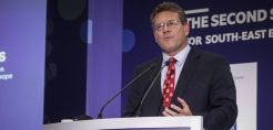 Σέφκοβιτς: 11 κράτη μέλη μπορούν να υποδεχθούν LNG μέσω τερματικών - 210 bcm η δυνατότητα εισαγωγών της ΕΕ