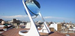 Γιγαντιαία κρυστάλλινη σφαίρα λειτουργεί ως ηλιακός φορτιστής