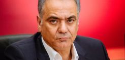 Σκουρλέτης: Η υστερικού τύπου πατριδοκαπηλία οπλίζει ακροδεξιούς τραμπούκους