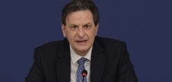 Σκυλακάκης στο Συμβούλιο Υπουργών: Δεν γίνεται ο Έλληνας καταναλωτής να πληρώνει ένα μισθό για μια μεγαβατώρα - Χρειάζεται άμεσα μηχανισμός στα υπερκέρδη