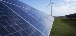 Νέο ΕΣΕΚ: Αύξηση στόχου στα 4 GW για μπαταρίες το 2030, ίδια επίπεδα ΑΠΕ αλλά με περισσότερα αιολικά - Μείωση 60% των ωρών λειτουργίας για μονάδες αερίου - Συγκράτηση επενδύσεων σε κτίρια, ηλεκτροκίνηση