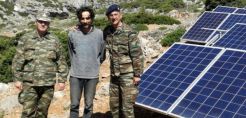 Δύο φωτοβολταϊκά και μια ανεμογεννήτρια παρέλαβε ο στρατός στις νήσους Κίναρο και Λεβίθα