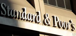 S&amp;P: Ανάσα για τη ΔΕΗ μόνο για μερικά τρίμηνα από τα λεφτά του ΑΔΜΗΕ  – Διαρκής ο κίνδυνος χρεωκοπίας