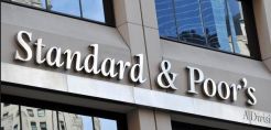 Business plan και αξιόχρεο χώρας, οι δύο όροι της S&amp;P για νέα αναβάθμιση της ΔΕΗ - Στα θετικά η κατάργηση των ΝΟΜΕ