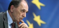 Με το πωλητήριο στις βαλίτσες, αλλά και με μικρή πίστωση χρόνου επιστρέφει ο Σταθάκης από τις Βρυξέλλες
