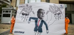 Ακτιβιστές της Greenpeace διαμαρτύρονται έξω από το ΥΠΕΝ την ημέρα των υπογραφών με ΕΛΠΕ και Repsol