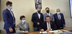 Δήμος Φυλής: Υπογράφηκαν οι συμβάσεις μετατροπής της Χωματερής σε Πάρκο Πρασίνου και Ανανεώσιμων Πηγών Ενέργειας