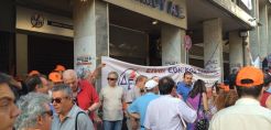 Έξω από τα κεντρικά γραφεία της ΔΕΗ οι πρώτοι διαδηλωτές