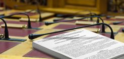 Χωρίς σοβαρές αλλαγές κατατέθηκε στη Βουλή το νομοσχέδιο του ΥΠΕΝ για τα ενεργειακά - Τι προβλέπει για ηλεκτρικό χώρο, περικοπές, SPV από ΕΔΕΥΕΠ, πλωτά φωτοβολταικά, ρευματοκλοπές - Δειτε όλο το κείμενο 