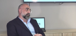Μεραμβελιωτάκης (Κλάδης Ενεργειακή): Αναγκαιότητα η προσθήκη μπαταρίας σε υφιστάμενα φωτοβολταϊκά – Να εξεταστεί επιδότηση σε οικιακά συστήματα