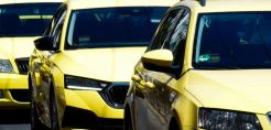 Αντιδρούν οι ταξιτζήδες για τα “Πράσινα Ταξί”: Ασήκωτο το κόστος για τους ιδιοκτήτες, η κυβέρνηση βιάζεται περισσότερο και από τη Γερμανία