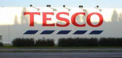Tesco: Στα σκουπίδια 30.000 τόνοι τροφίμων στο α’ εξάμηνο