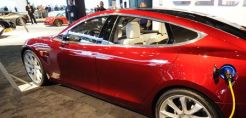 Tesla: Επιταχύνει τις έρευνες για την κατασκευή εργοστασίου μπαταριών στις ΗΠΑ