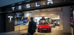 Η πανδημία ρίχνει τις τιμές των μοντέλων της Tesla