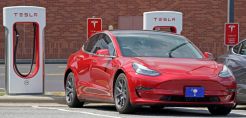 Tesla: Διεκόπη το άνευ προηγουμένου ανοδικό σερί της μετοχής