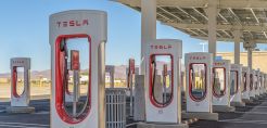 Ετοιμάζεται για εγκαίνια η Tesla στην Αθήνα: Στελεχώνει το service center και ετοιμάζει το pop-up κατάστημα στα Βόρεια Προάστια