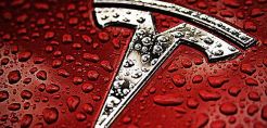 Πώς επωφελείται η Tesla από τη στροφή της αυτοκινητοβιομηχανίας στα ηλεκτρικά οχήματα