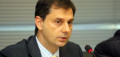 Αποχωρεί με αιχμές ο Χάρης Θεοχάρης