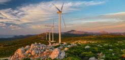 «Ξαναπιάνει τα μολύβια» το ΥΠΕΝ για το Ειδικό Χωροταξικό των ΑΠΕ – Ανοίγει «παράθυρο» για τα αιολικά – Σε διαβούλευση τον Φεβρουάριο και νομοθέτηση τον Ιούνιο