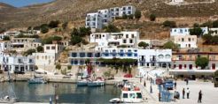 Γέμισε πετρέλαιο το λιμάνι της Τήλου από καθαρισμό πλοίου