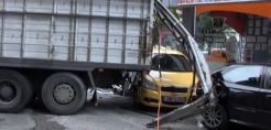 Φορτηγό έπεσε σε κολώνα της ΔΕΗ