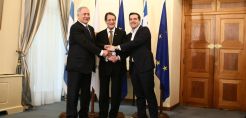 Νέα τριμερής στα τέλη του μήνα με αφορμή διεθνές συνέδριο στην Αθήνα