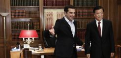 Η εμβάθυνση της συνεργασίας σε μεταφορές και ενέργεια συζητήθηκε στη συνάντηση Τσίπρα-Γιουνσάν