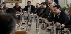 Ρύθμιση χρεών προς τη ΔΕΗ και στήριξη για την εγκατάσταση μικρών φ/β περιλαμβάνει το αγροτικό "πακέτο" Τσίπρα
