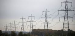 Η Βρετανία εφαρμόζει πλαφόν στη χονδρική αγορά ηλεκτρικής ενέργειας και αερίου