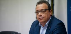 Φάμελλος: Προτιμότερο να αλλάξει η κυβέρνηση παρά  να ψάχνουν οι καταναλωτές τα τιμολόγια ακριβής ενέργειας κάθε μήνα 