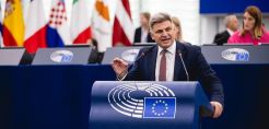 Φαραντούρης στο Euractiv: Βιώσιμες ενεργειακές πολιτικές με την κοινωνία, για την κοινωνία