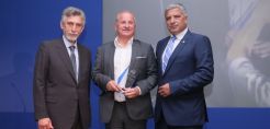 Βράβευση Στεργιούλη για την πολύπλευρη κοινωνική προσφορά των ΕΛΠΕ