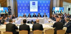 Τα σχέδια ιδιωτικοποίησης των δικτύων και το στόχο του 2030 ανέλυσε στους επενδυτές η κυβέρνηση στη συνάντηση του Οικονομικού Φόρουμ των Δελφών