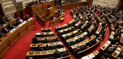 Σε εξέλιξη η συζήτηση στην Ολομέλεια της Βουλής για το νομοσχέδιο του ΥΠΕΝ - Τι είπαν οι εισηγητές των κομμάτων 