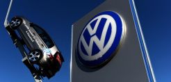 Volkswagen: Ισχυρό πλήγμα για τη μετοχή, η μήνυση από τις ΗΠΑ