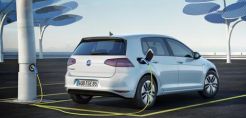 H Volkswagen επενδύει στην ηλεκτροκίνηση και τα υβριδικά