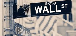 Κέρδη στη Wall Street κόντρα στη νέα κατρακύλα των τιμών του αργού