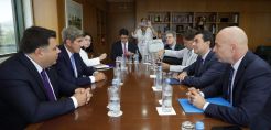 Η ενεργειακή και περιβαλλοντική συνεργασία μεταξύ Ελλάδας και ΗΠΑ στο επίκεντρο της συνάντησης Σκρέκα- Kerry