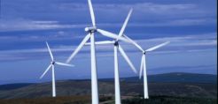 Βρετανία: Πυρά κατά της κυβέρνησης για καθυστερήσεις στις ΑΠΕ