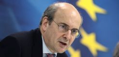 Συνάντηση Χατζηδάκη με τον πρέσβη της Αιγύπτου - Μετά τις ηλεκτρονικές, έπεσαν και οι κανονικές υπογραφές για το EMGF