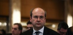 Χατζηδάκης: Η κυβέρνηση παριστάνει πως πουλά τη ΔΕΗ