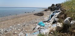 Αποκαλύφθηκε θαμμένη χωματερή σε παραλία του Αιγίου