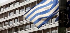 Β. Μανδραβέλης: Η κυβέρνηση δεν θέλει να αποχωρισθεί τις ΔΕΚΟ