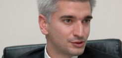 Λάθος η χρέωση των παραγωγών ΑΠΕ για την κάλυψη του ελλείματος του ΕΛΑΠΕ